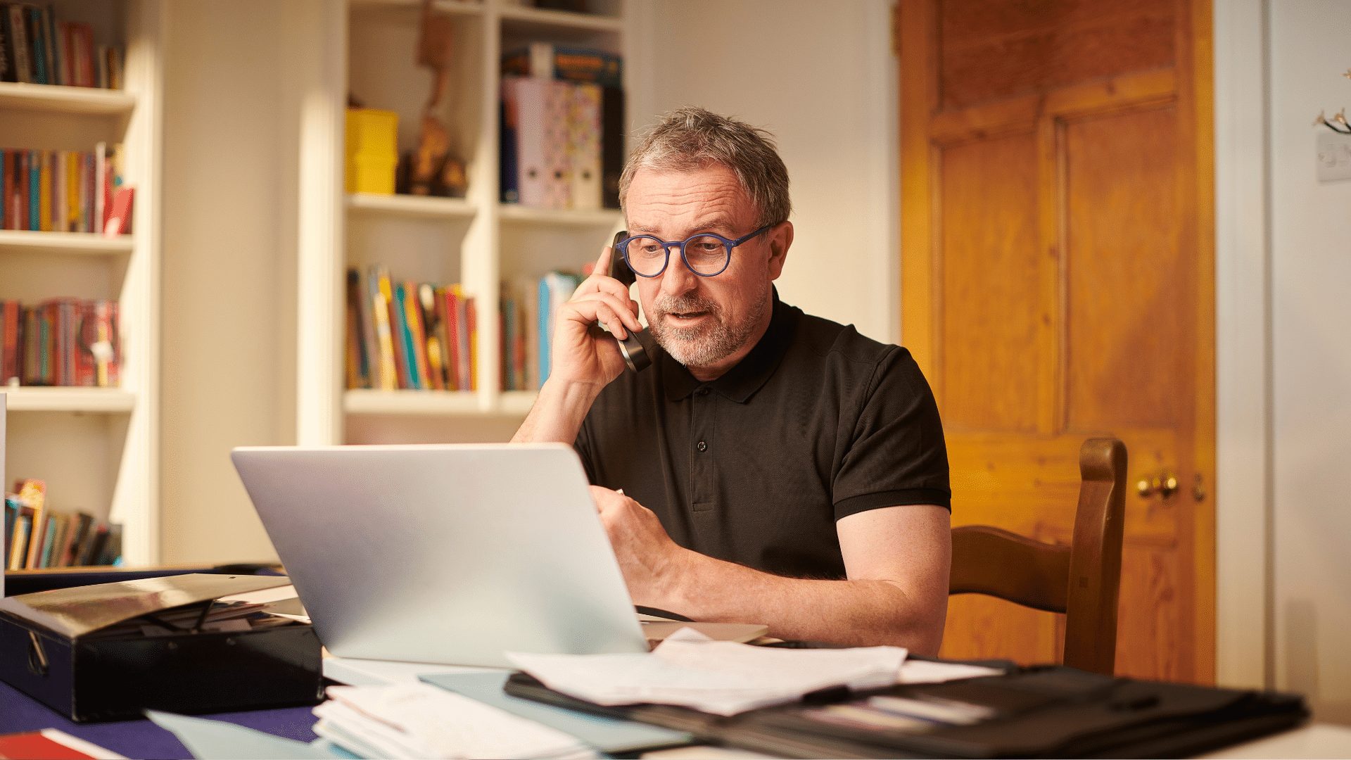 A Dekela HR adviser speaking with a client by phone